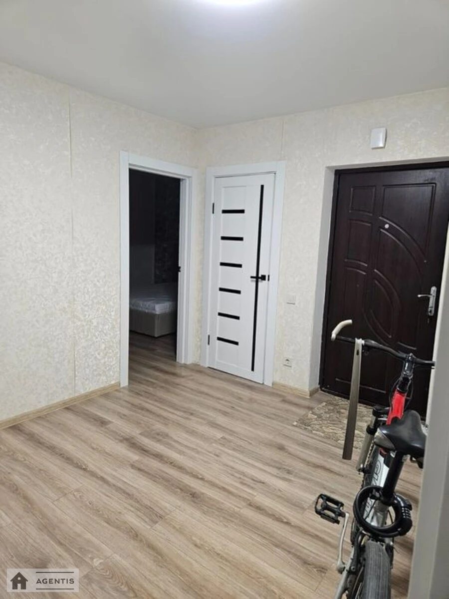 Сдам квартиру 2 комнаты, 65 m², 3 эт./4 этажа. 100, Радужная 100, Киев. 