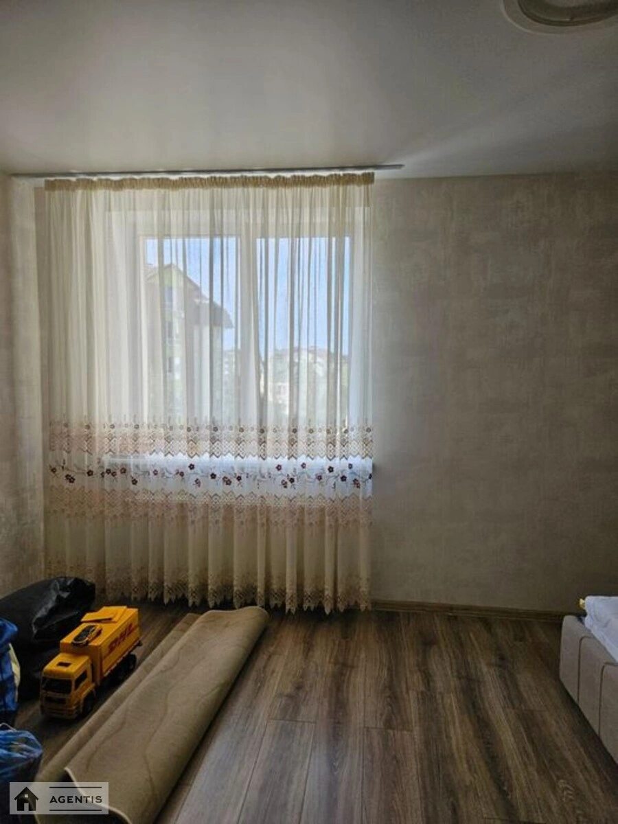 Сдам квартиру 2 комнаты, 65 m², 3 эт./4 этажа. 100, Радужная 100, Киев. 