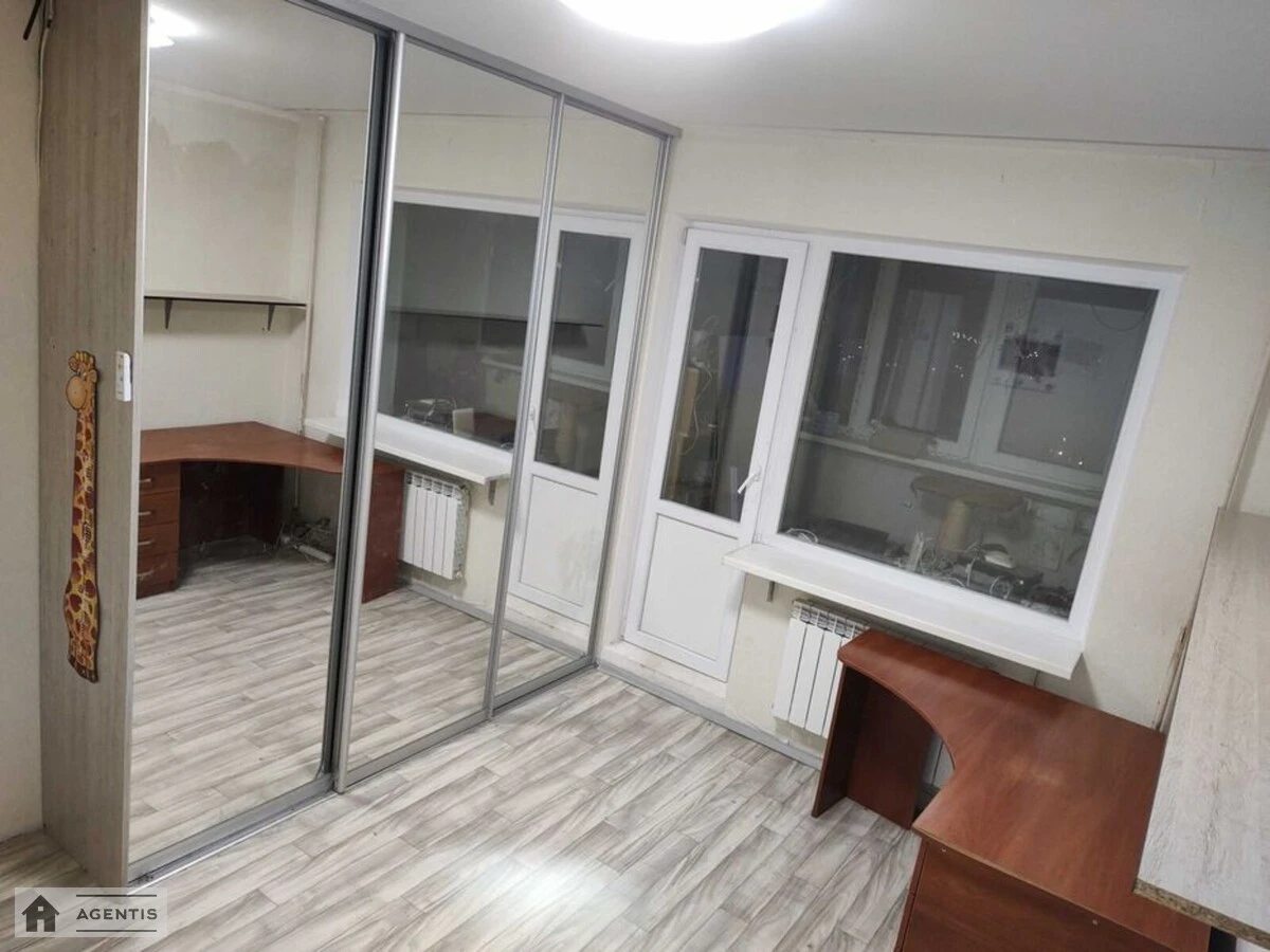 Сдам квартиру 3 комнаты, 68 m², 13 эт./16 этажей. Деснянский район, Киев. 