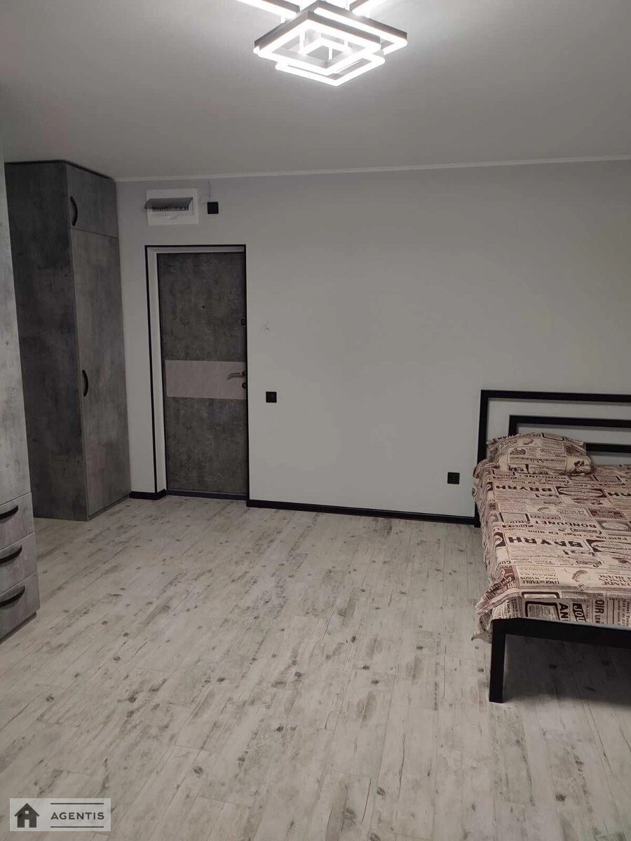 Сдам квартиру 1 комната, 30 m², 7 эт./9 этажей. 2, Новомостицкая 2, Киев. 