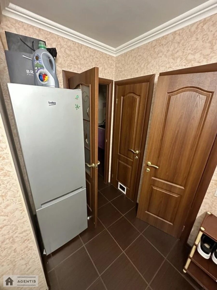 Сдам квартиру 2 комнаты, 60 m², 1 эт./9 этажей. Печерский район, Киев. 