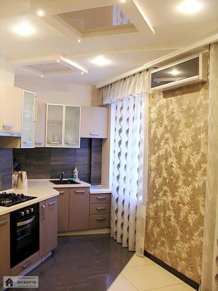 Apartment for rent 2 rooms, 45 m², 3rd fl./5 floors. Gospitalna, Kyiv. 