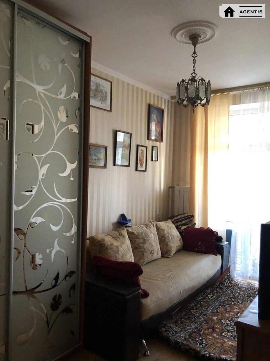 Apartment for rent 2 rooms, 50 m², 3rd fl./5 floors. 109, Kyrylivska vul. Frunze, Kyiv. 