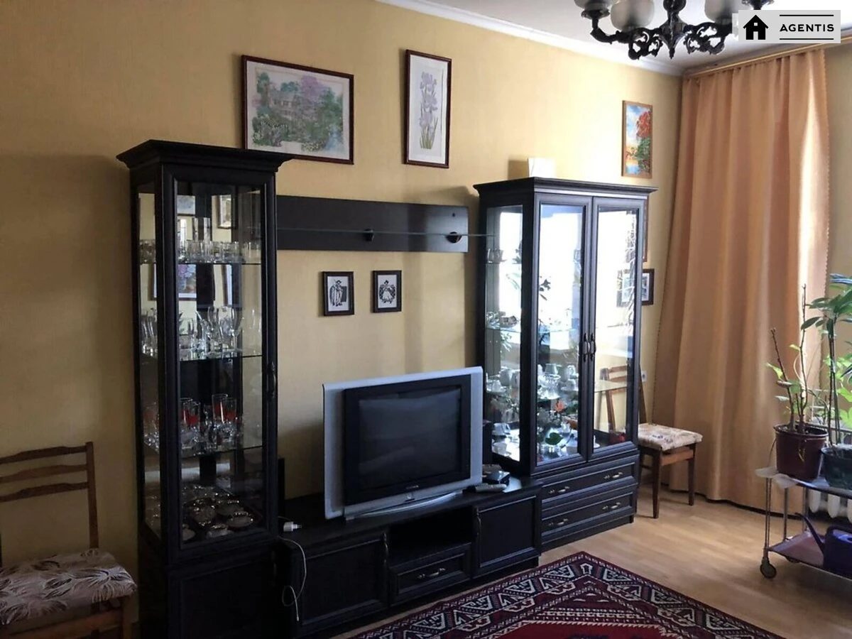 Apartment for rent 2 rooms, 50 m², 3rd fl./5 floors. 109, Kyrylivska vul. Frunze, Kyiv. 