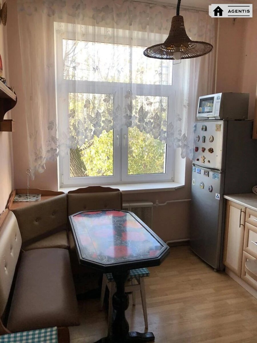 Apartment for rent 2 rooms, 50 m², 3rd fl./5 floors. 109, Kyrylivska vul. Frunze, Kyiv. 