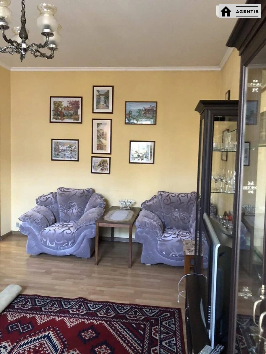 Apartment for rent 2 rooms, 50 m², 3rd fl./5 floors. 109, Kyrylivska vul. Frunze, Kyiv. 