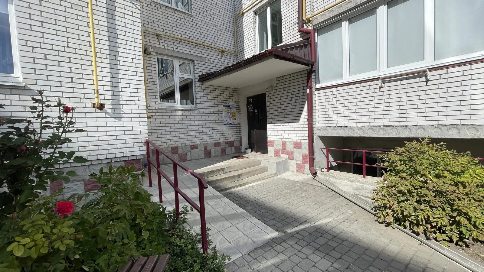 Apartments for sale 2 rooms, 616 m², 1st fl./5 floors. Stusa V. vul , Velykaya Berezovytsa. 