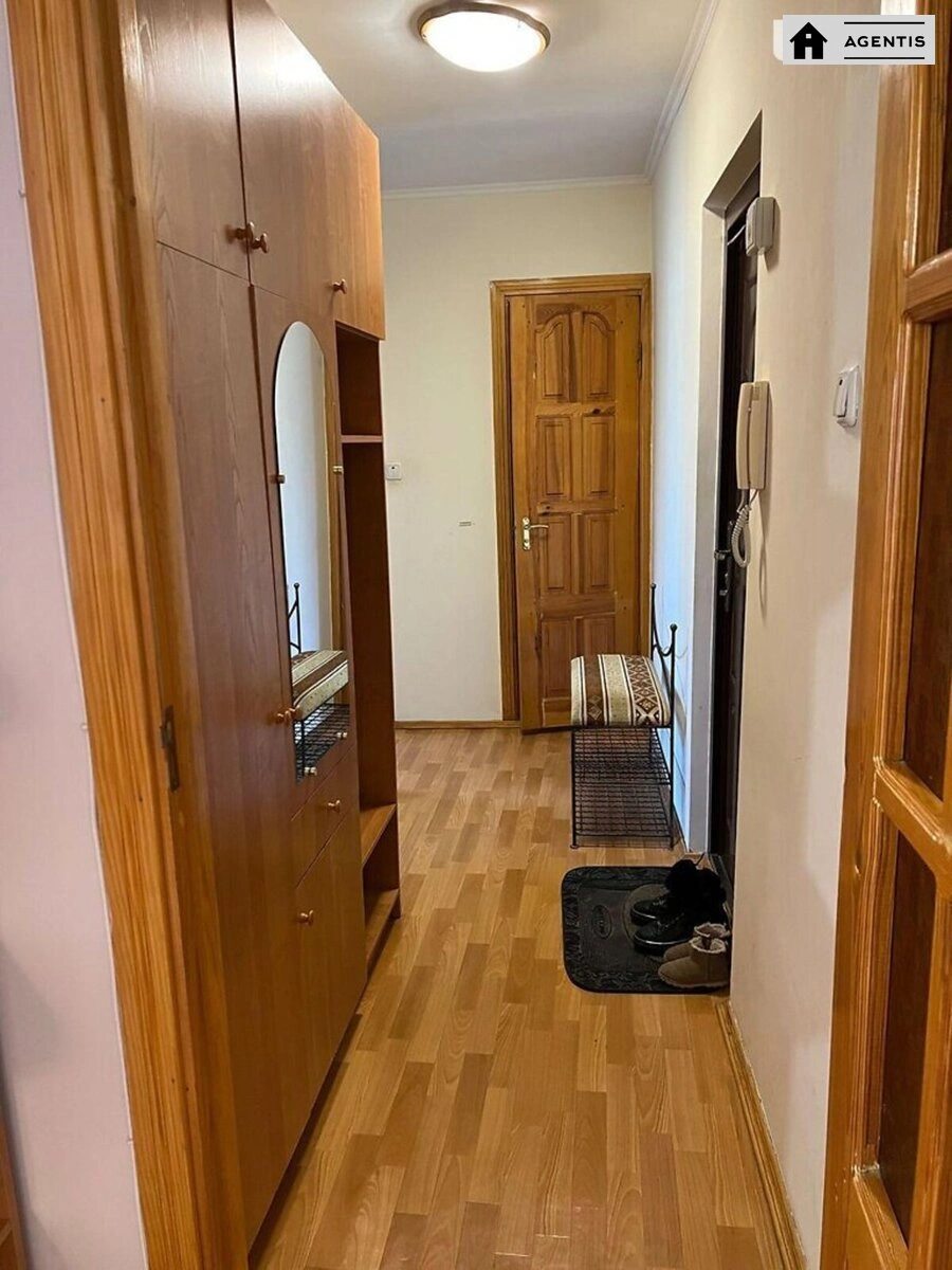 Сдам квартиру 3 комнаты, 55 m², 7 эт./9 этажей. Героїв полку Азов вул., Киев. 