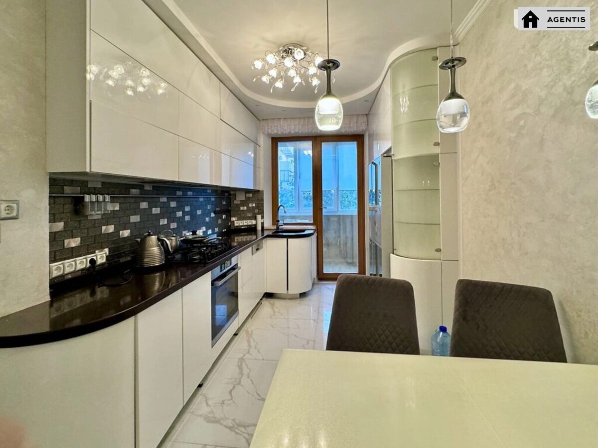 Сдам квартиру 3 комнаты, 90 m², 5 эт./9 этажей. 49, Предславинская 49, Киев. 