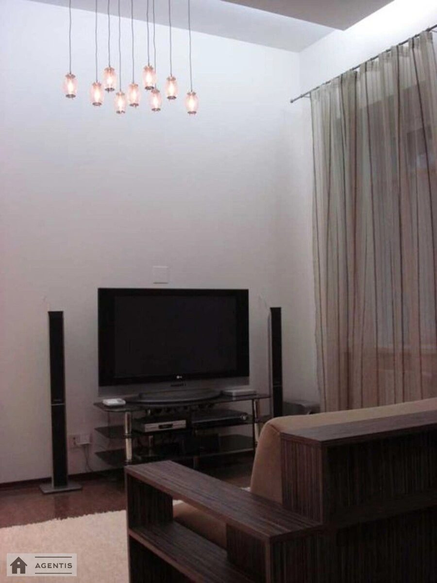 Apartment for rent 2 rooms, 40 m², 5th fl./5 floors. 82, Volodymyrska 82, Kyiv. 