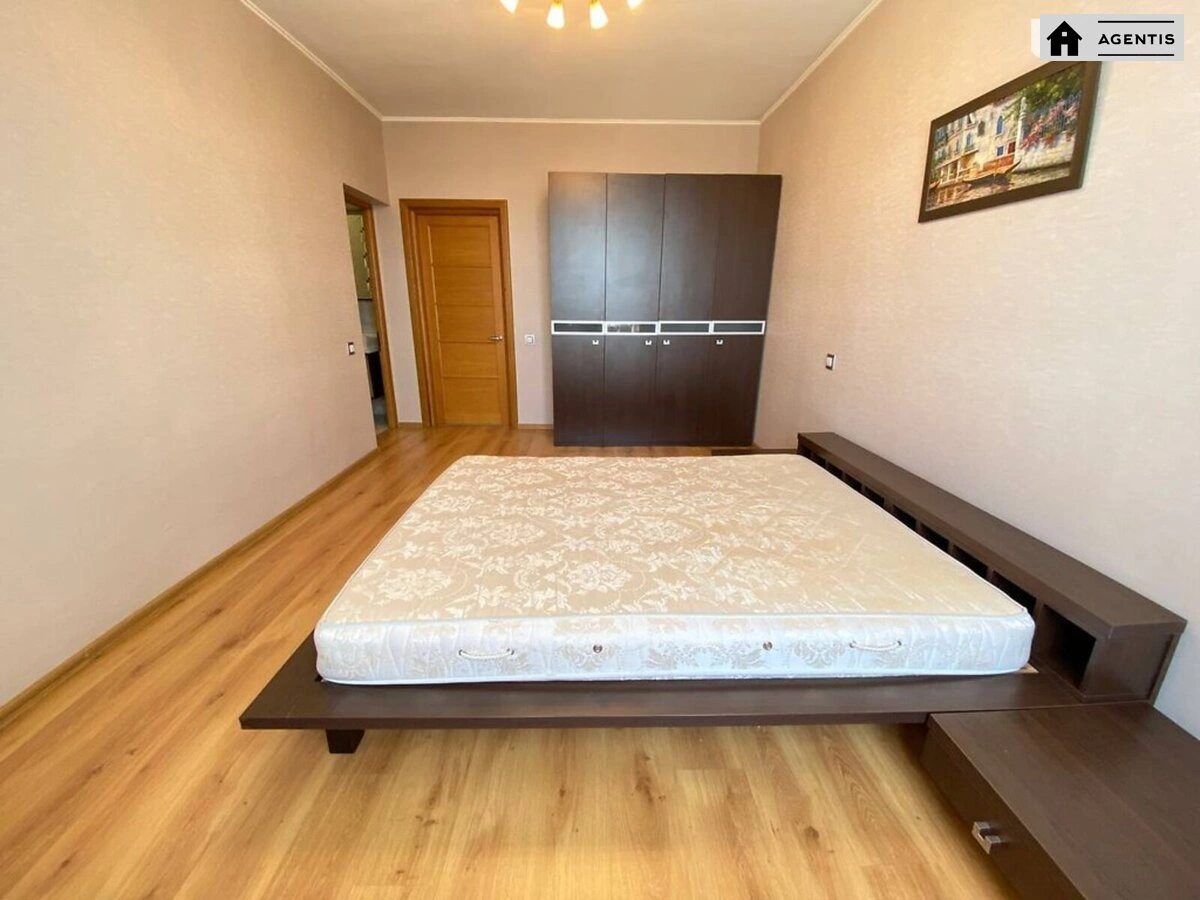 Сдам квартиру 3 комнаты, 100 m², 8 эт./17 этажей. 7, Миколи Бажана просп., Киев. 