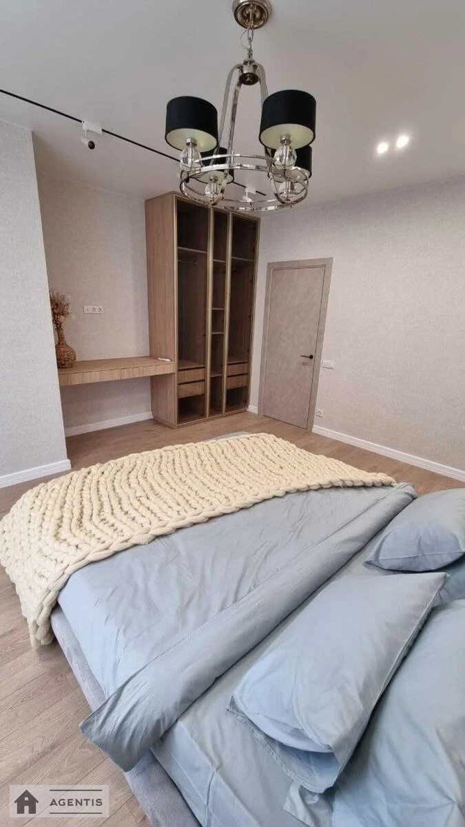 Здам квартиру 2 кімнати, 83 m², 5 пов./9 поверхів. Предславинська, Київ. 