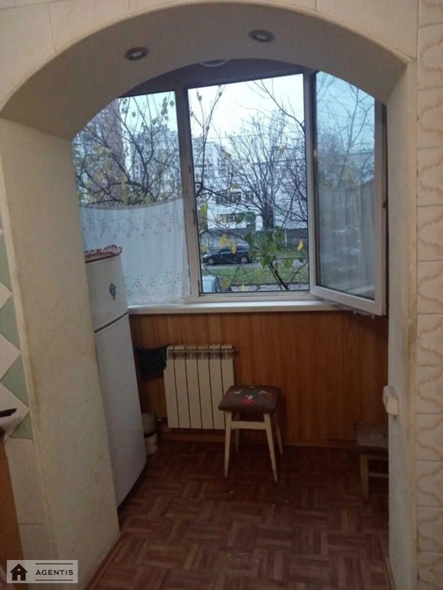 Сдам квартиру 3 комнаты, 66 m², 1 эт./10 этажей. 17, Ревуцкого 17, Киев. 