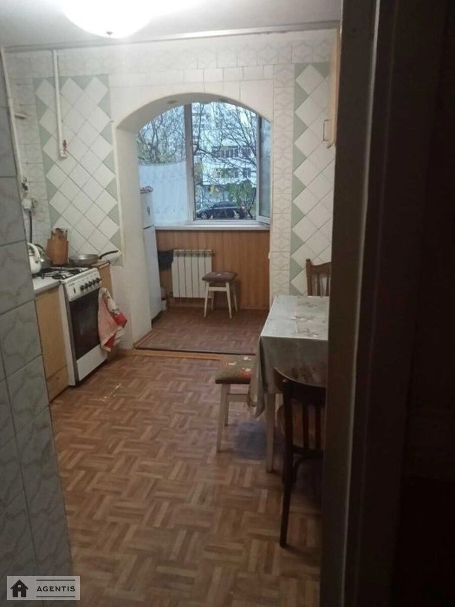 Сдам квартиру 3 комнаты, 66 m², 1 эт./10 этажей. 17, Ревуцкого 17, Киев. 