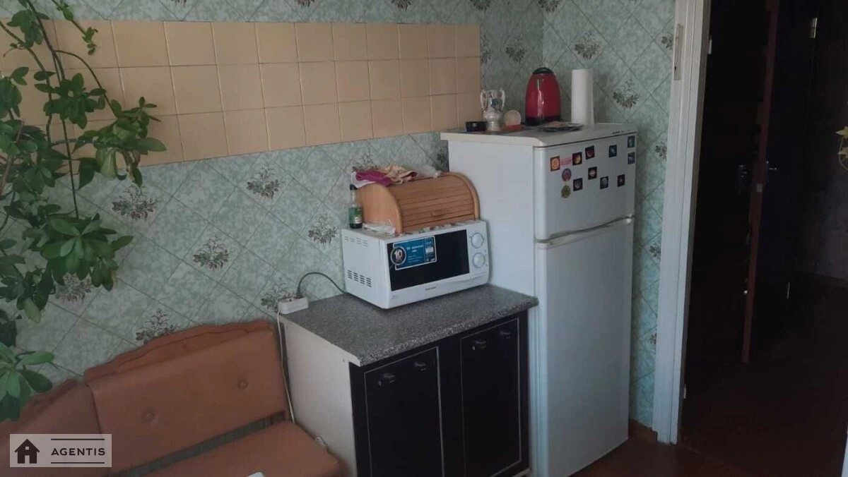 Сдам квартиру 3 комнаты, 70 m², 10 эт./16 этажей. 4, Наталії Ужвій вул., Киев. 