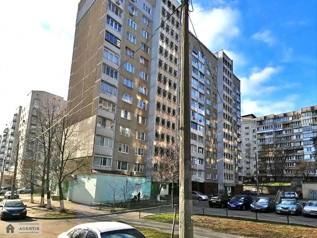 Сдам квартиру 2 комнаты, 60 m², 7 эт./12 этажей. 8, Печенижская 8, Киев. 