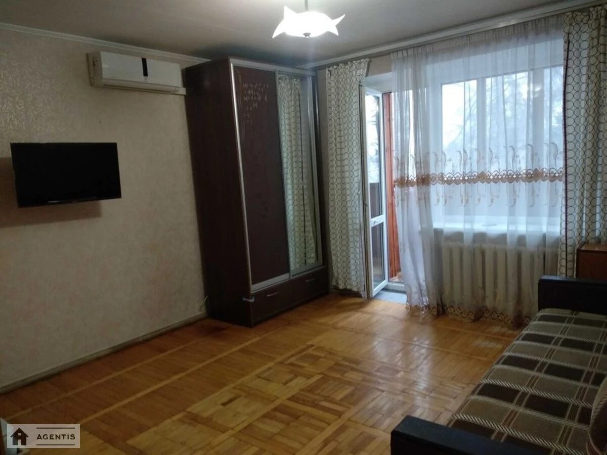 Сдам квартиру 1 комната, 38 m², 3 эт./9 этажей. 106, Новополевая 106, Киев. 