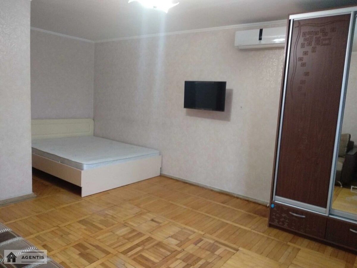 Сдам квартиру 1 комната, 38 m², 3 эт./9 этажей. 106, Новополевая 106, Киев. 