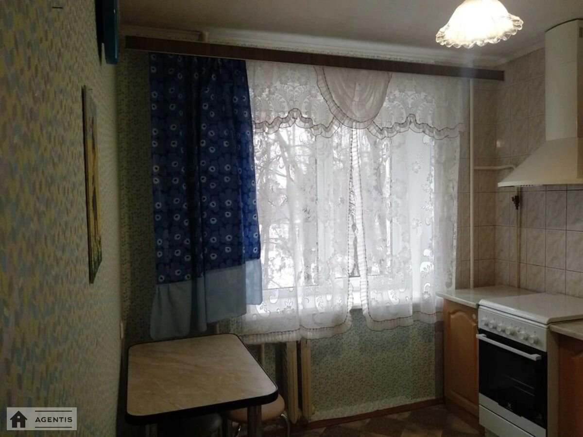 Сдам квартиру 1 комната, 38 m², 3 эт./9 этажей. 106, Новополевая 106, Киев. 