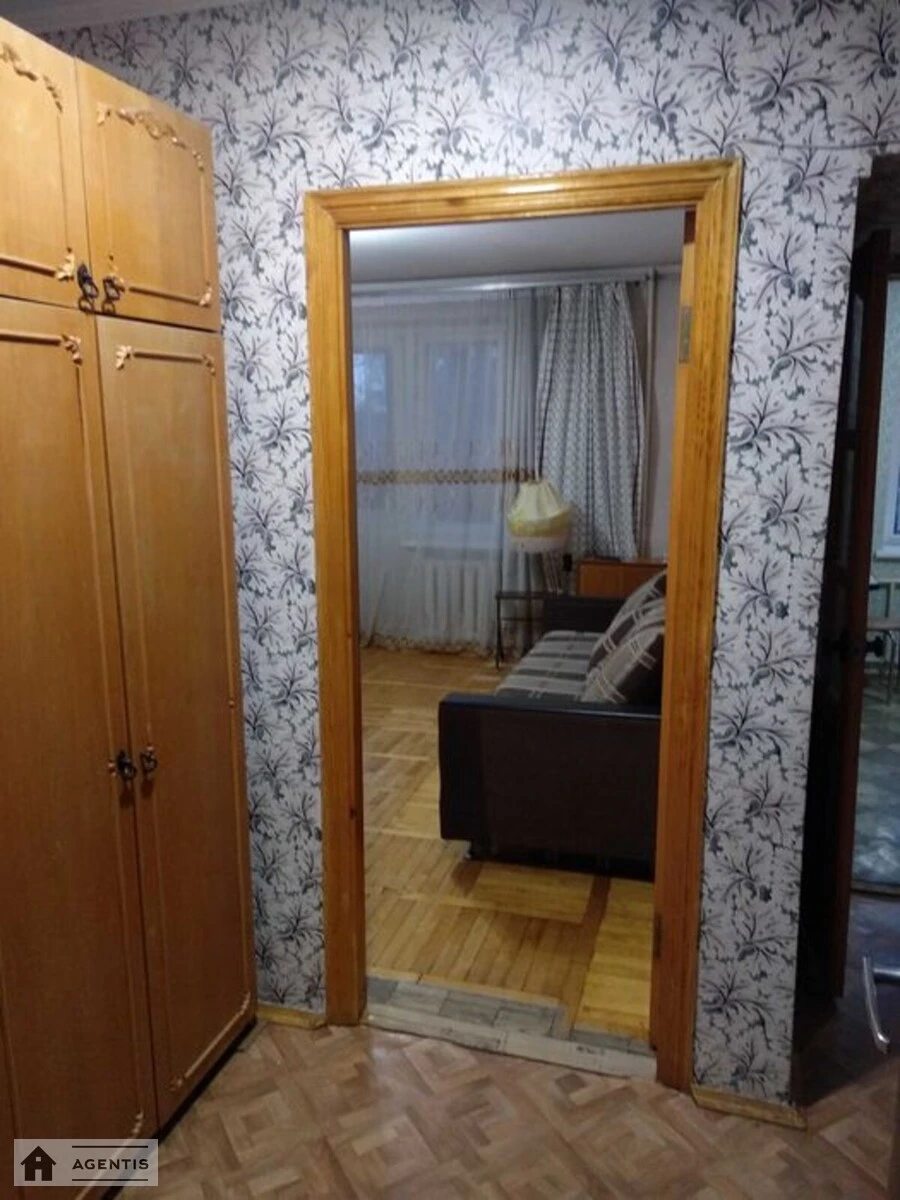 Сдам квартиру 1 комната, 38 m², 3 эт./9 этажей. 106, Новополевая 106, Киев. 