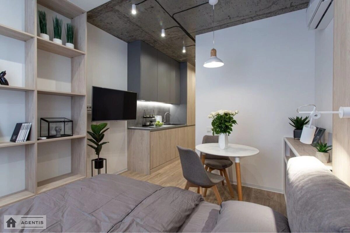 Сдам квартиру 1 комната, 35 m², 1 эт./5 этажей. Регенераторная, Киев. 