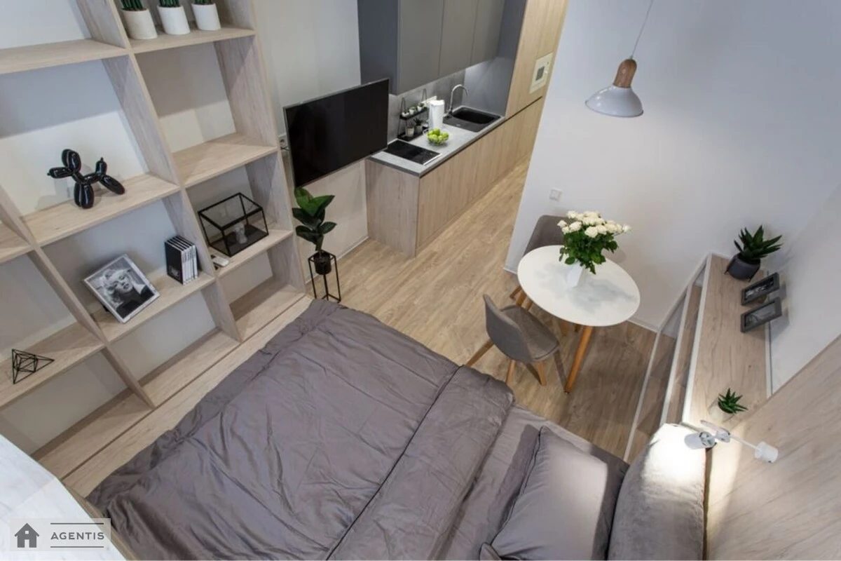 Сдам квартиру 1 комната, 35 m², 1 эт./5 этажей. Регенераторная, Киев. 