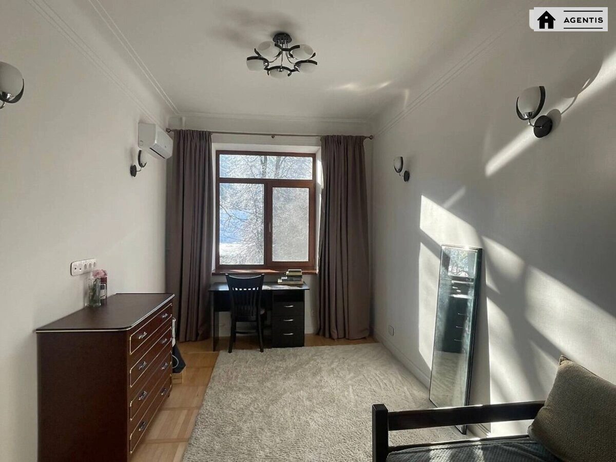 Сдам квартиру 3 комнаты, 74 m², 2 эт./5 этажей. 4, Гусовского 4, Киев. 