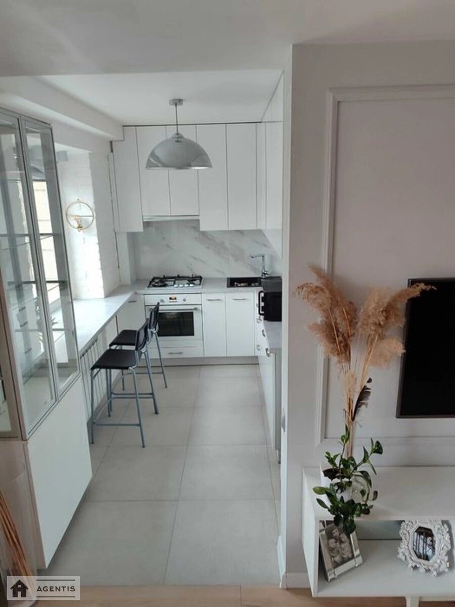 Apartment for rent 3 rooms, 60 m², 3rd fl./8 floors. Entuziastiv, Kyiv. 