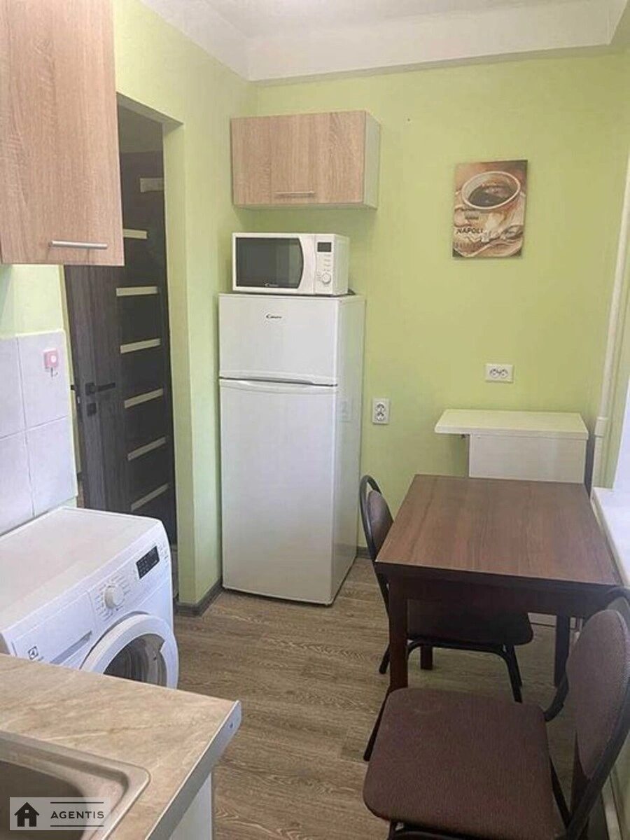 Сдам квартиру 1 комната, 35 m², 2 эт./9 этажей. Межевой, Киев. 