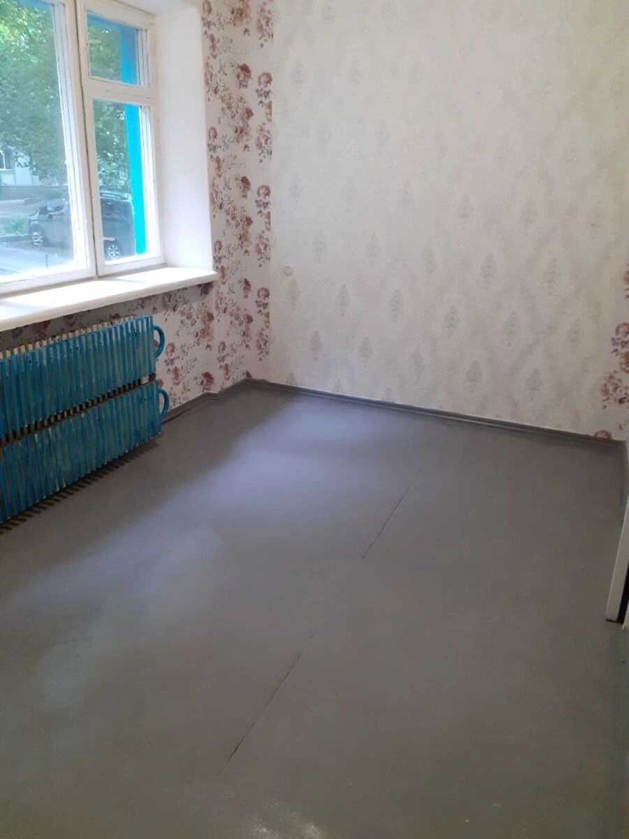 Apartments for sale 3 rooms, 52 m², 1st fl./5 floors. Vulytsya Heroyiv Ryatuvalnykiv - Volkova , Kropyvnytskyy. 