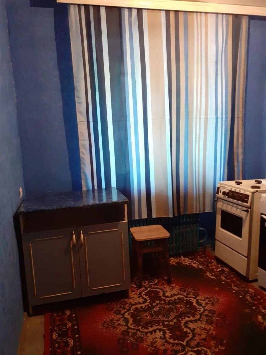 Apartments for sale 3 rooms, 52 m², 1st fl./5 floors. Vulytsya Heroyiv Ryatuvalnykiv - Volkova , Kropyvnytskyy. 