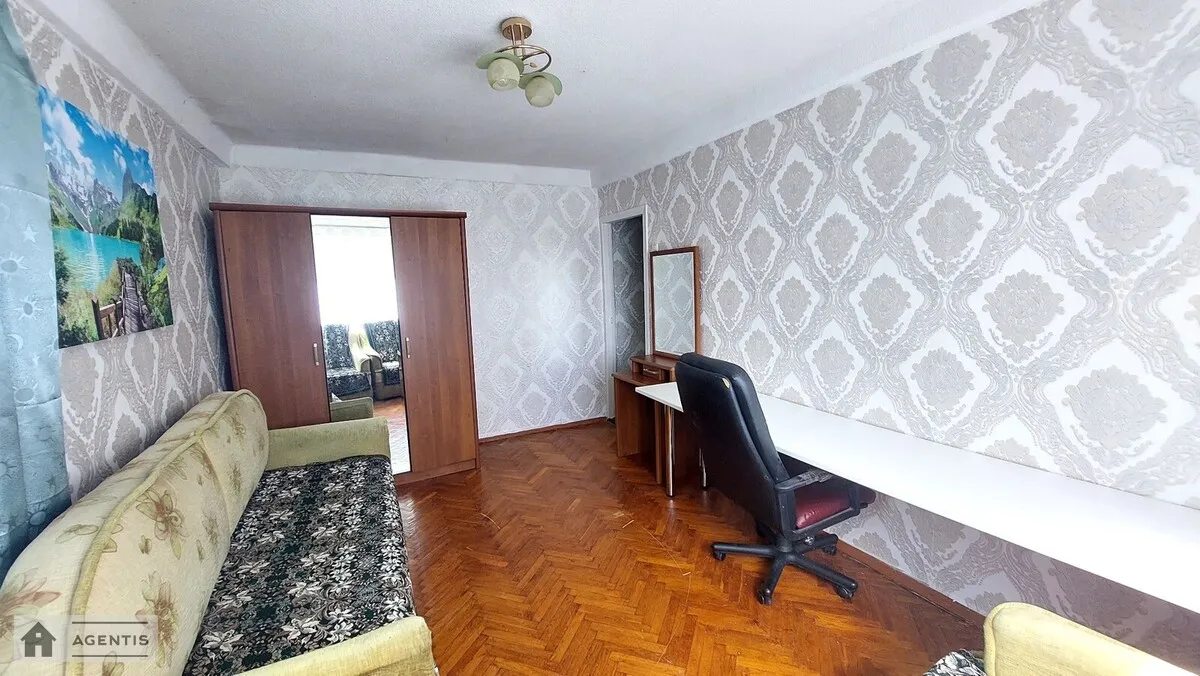 Сдам квартиру 2 комнаты, 46 m², 3 эт./5 этажей. 7, Коломиевский 7, Киев. 