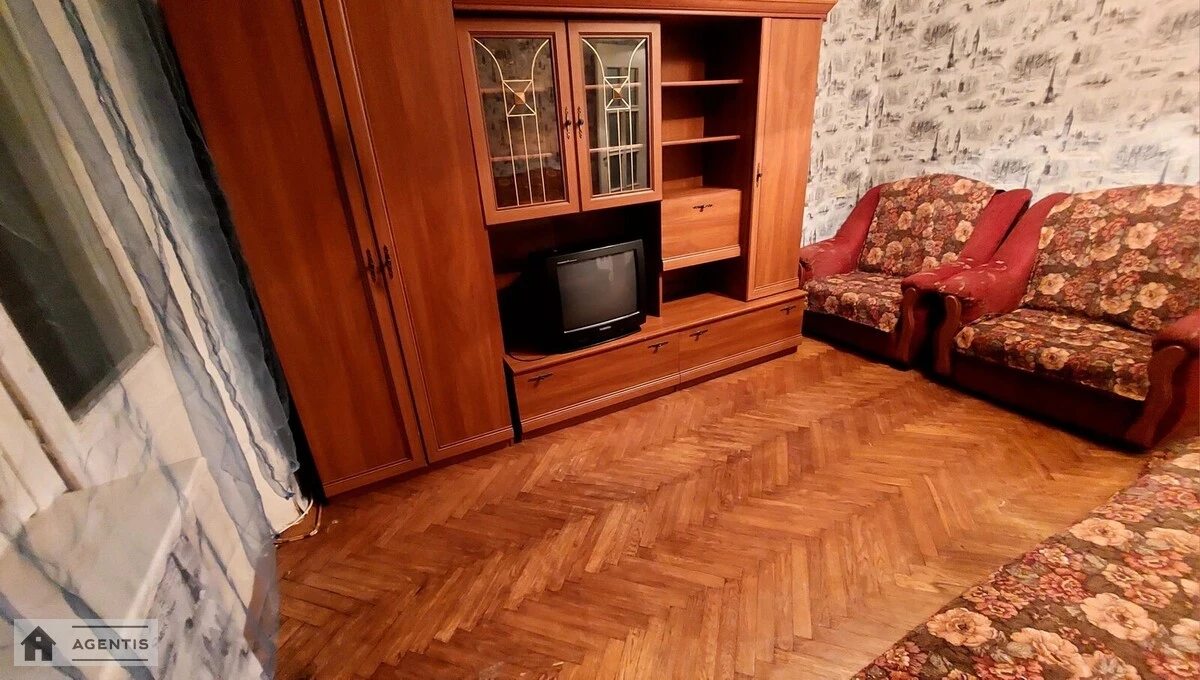 Сдам квартиру 2 комнаты, 46 m², 3 эт./5 этажей. 7, Коломиевский 7, Киев. 