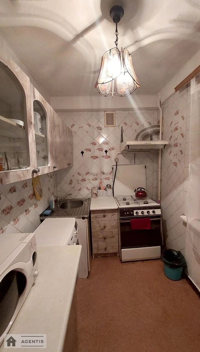 Сдам квартиру 2 комнаты, 46 m², 3 эт./5 этажей. 7, Коломиевский 7, Киев. 