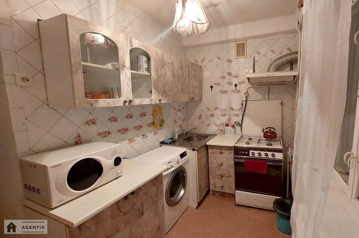 Сдам квартиру 2 комнаты, 46 m², 3 эт./5 этажей. 7, Коломиевский 7, Киев. 