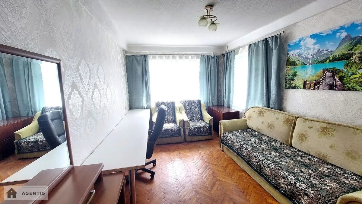 Сдам квартиру 2 комнаты, 46 m², 3 эт./5 этажей. 7, Коломиевский 7, Киев. 