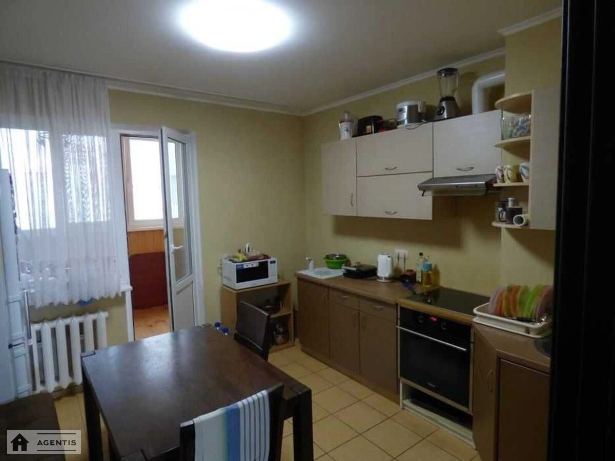 Apartment for rent 3 rooms, 79 m², 4th fl./9 floors. Donetcka, Kyiv. 