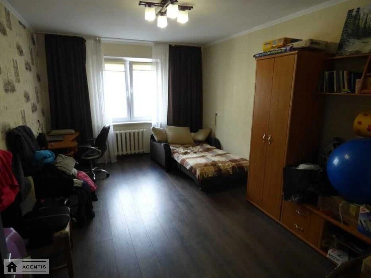 Apartment for rent 3 rooms, 79 m², 4th fl./9 floors. Donetcka, Kyiv. 