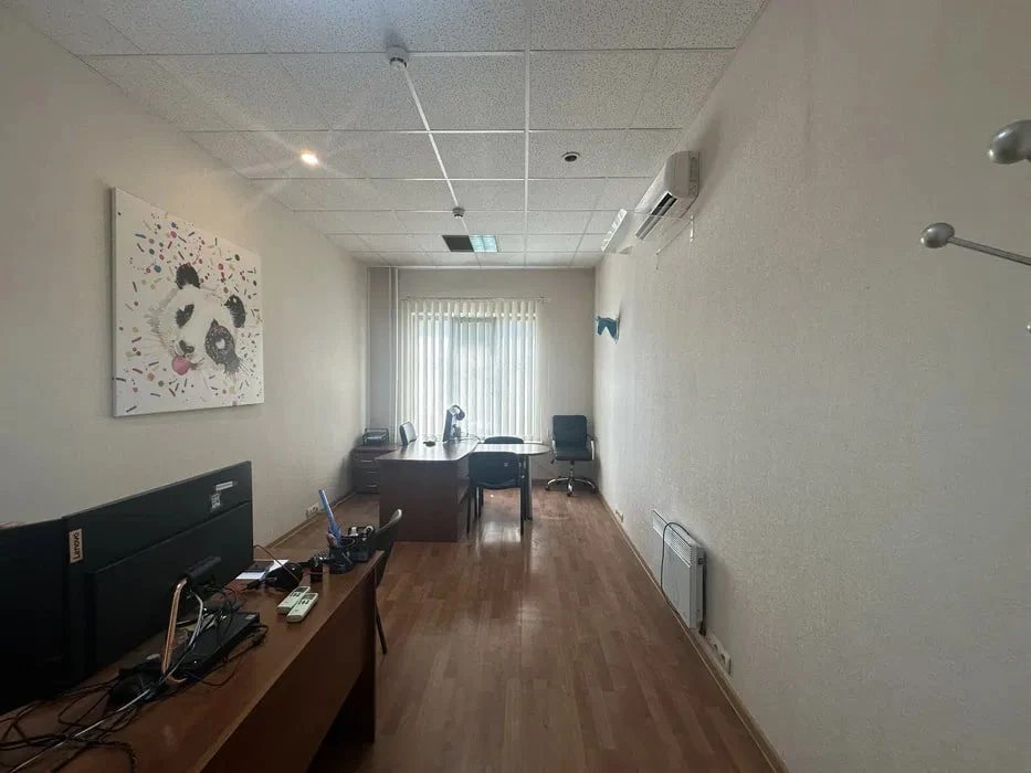 Office for sale 8 rooms, 161 m², 1st fl./17 floors. 56, Kharkivske 56, Kyiv. 