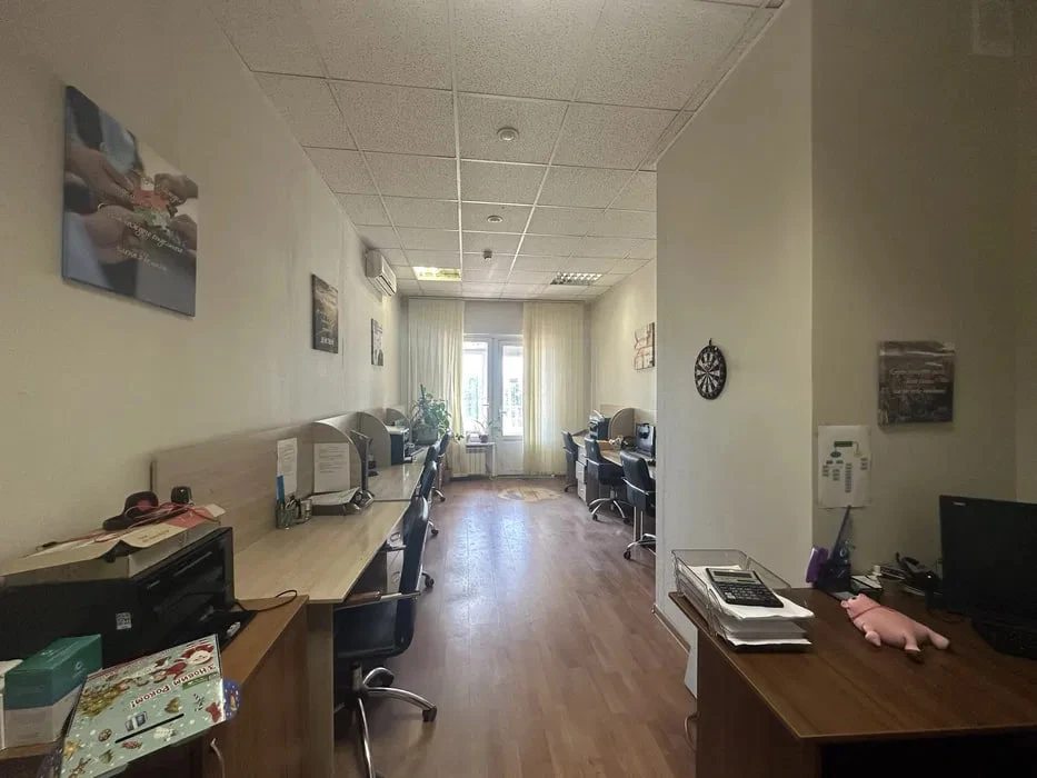 Office for sale 8 rooms, 161 m², 1st fl./17 floors. 56, Kharkivske 56, Kyiv. 