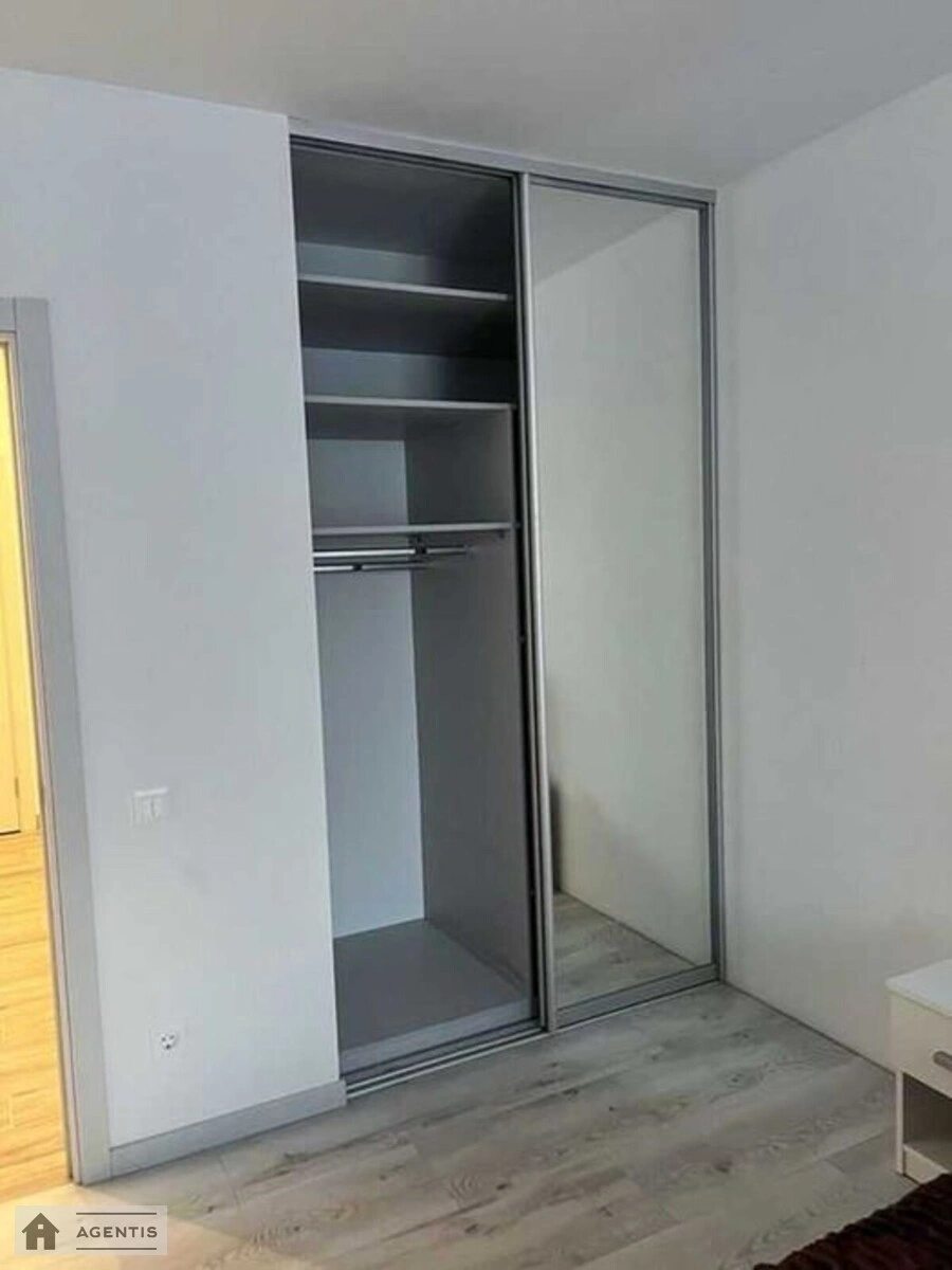 Сдам квартиру 2 комнаты, 69 m², 3 эт./5 этажей. Олени Теліги вул., Киев. 