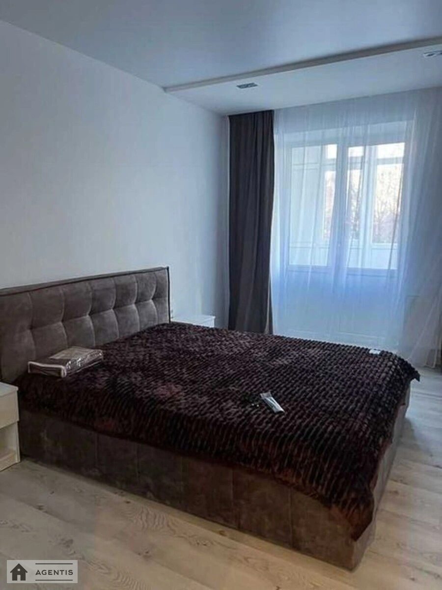 Сдам квартиру 2 комнаты, 69 m², 3 эт./5 этажей. Олени Теліги вул., Киев. 