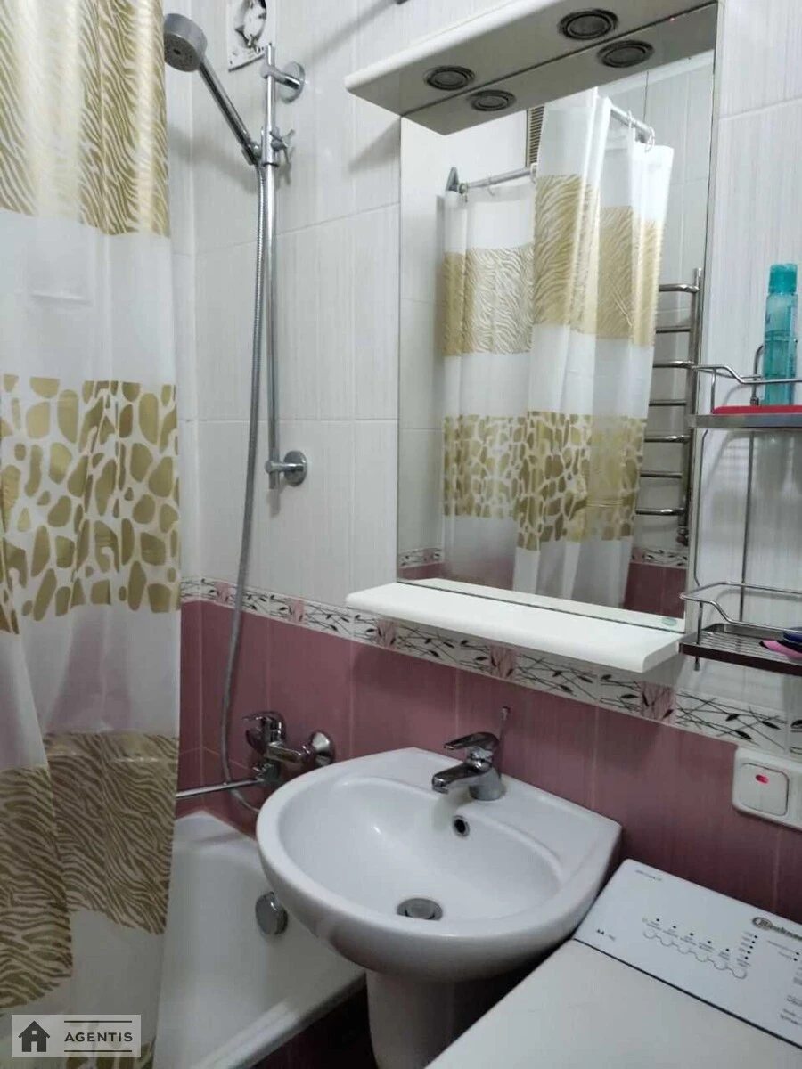 Сдам квартиру 2 комнаты, 45 m², 4 эт./12 этажей. 3, Андрія Малишка вул., Киев. 