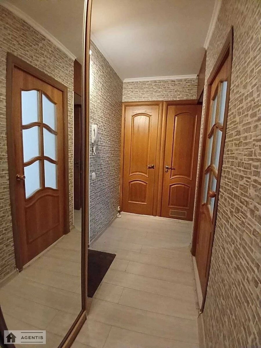 Сдам квартиру 2 комнаты, 45 m², 4 эт./12 этажей. 3, Андрія Малишка вул., Киев. 