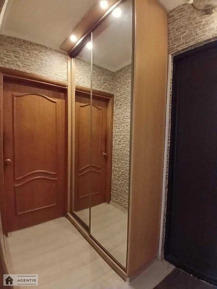 Сдам квартиру 2 комнаты, 45 m², 4 эт./12 этажей. 3, Андрія Малишка вул., Киев. 