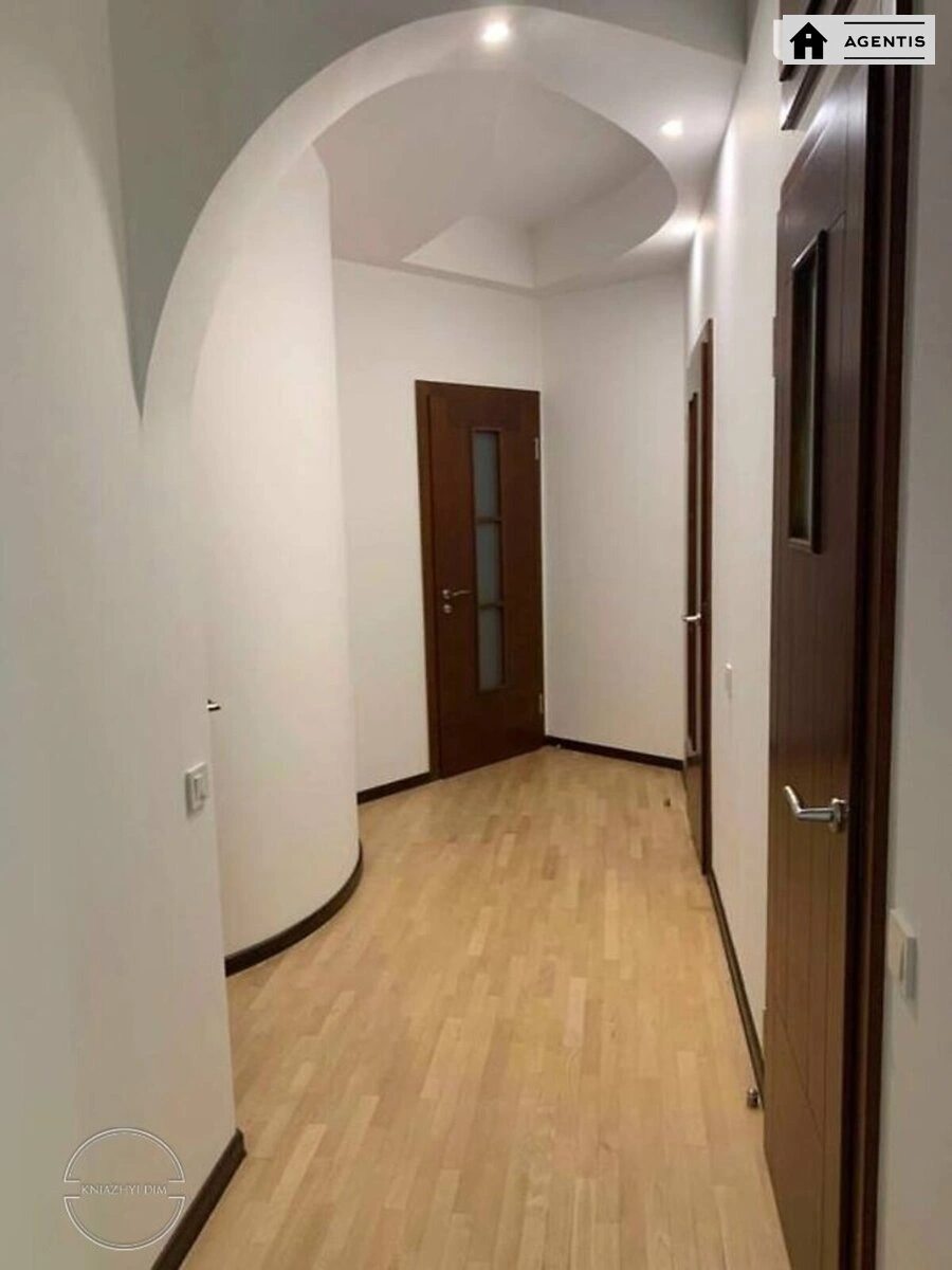 Сдам квартиру 3 комнаты, 123 m², 19 эт./23 этажа. 30, Леси Украинки 30, Киев. 