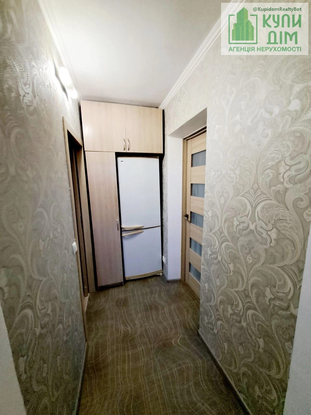 Продаж квартири 3 кімнати, 59 m², 2 пов./5 поверхів. 66, Вокзальна вулиця (Жовтневої Революції), Кропивницький. 