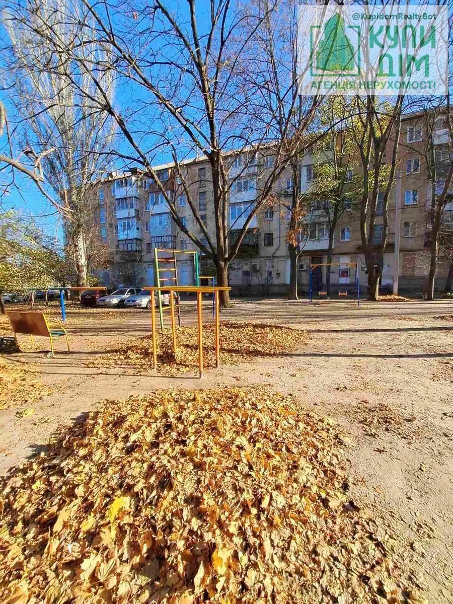 Продаж квартири 3 кімнати, 59 m², 2 пов./5 поверхів. 66, Вокзальна вулиця (Жовтневої Революції), Кропивницький. 