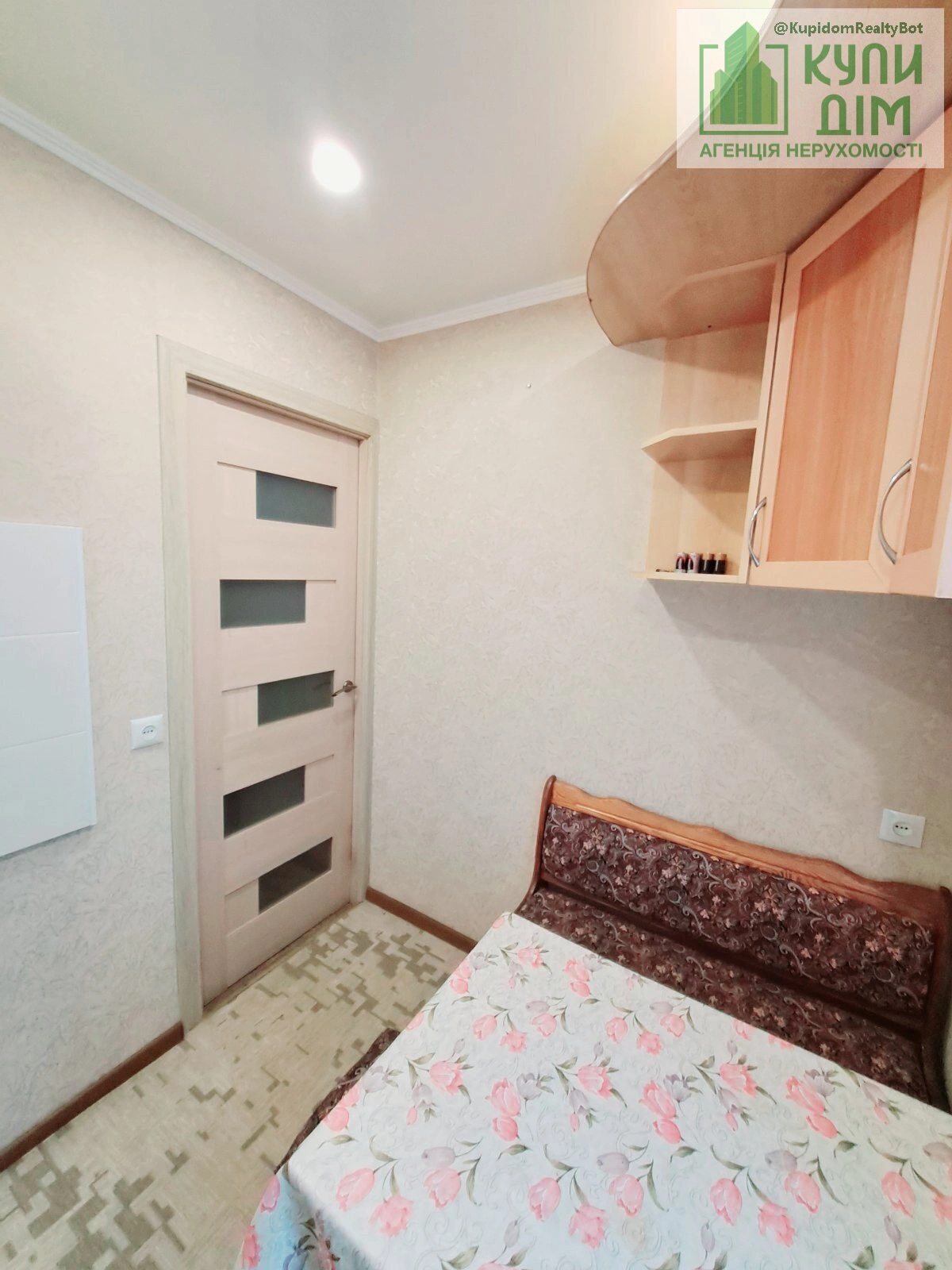 Продаж квартири 3 кімнати, 59 m², 2 пов./5 поверхів. 66, Вокзальна вулиця (Жовтневої Революції), Кропивницький. 