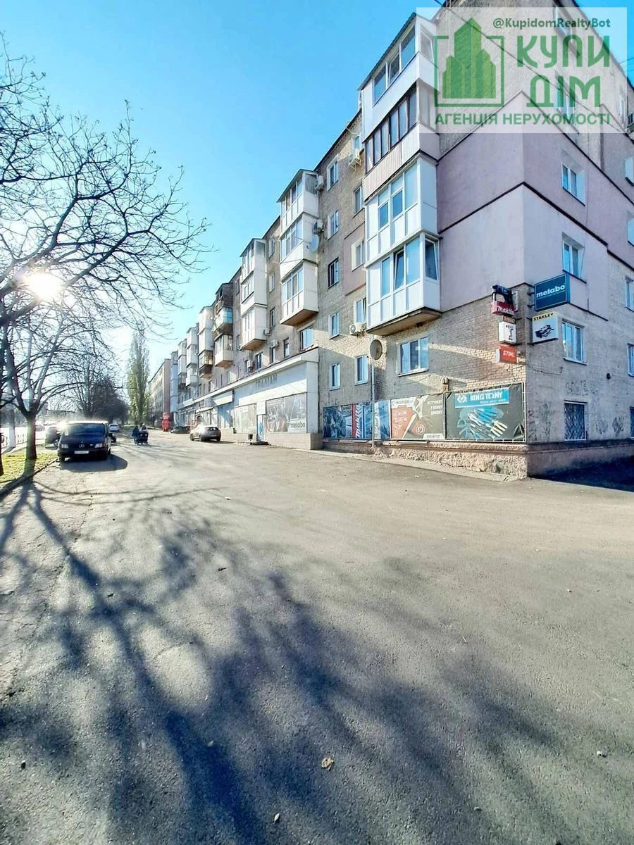 Продаж квартири 3 кімнати, 59 m², 2 пов./5 поверхів. 66, Вокзальна вулиця (Жовтневої Революції), Кропивницький. 